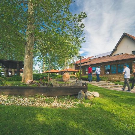Hotel Dunav Ilok Buitenkant foto
