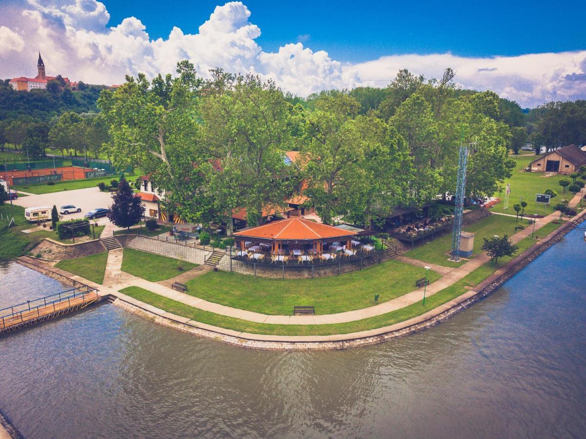 Hotel Dunav Ilok Buitenkant foto