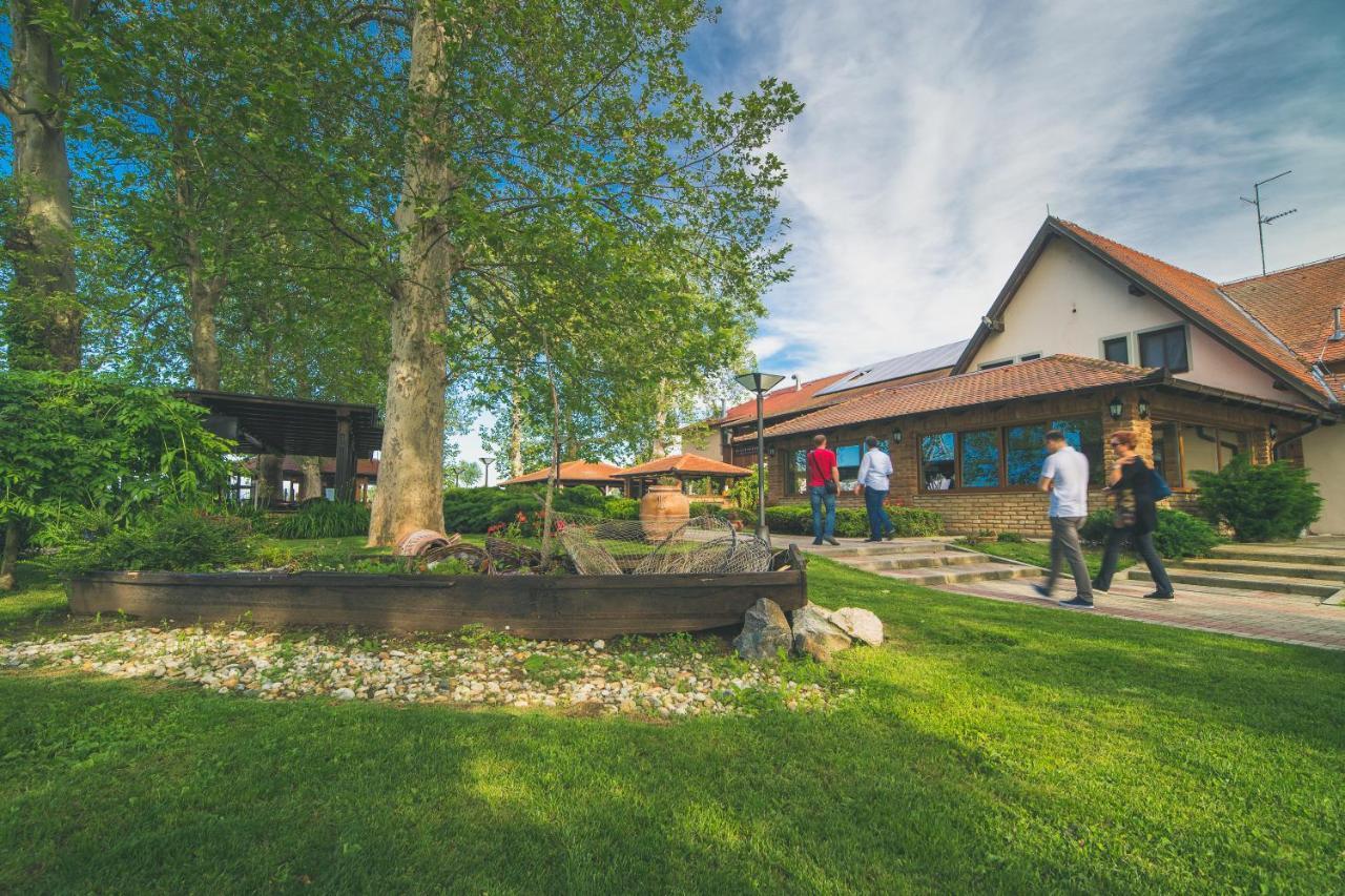 Hotel Dunav Ilok Buitenkant foto