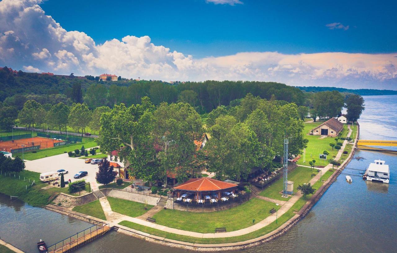 Hotel Dunav Ilok Buitenkant foto