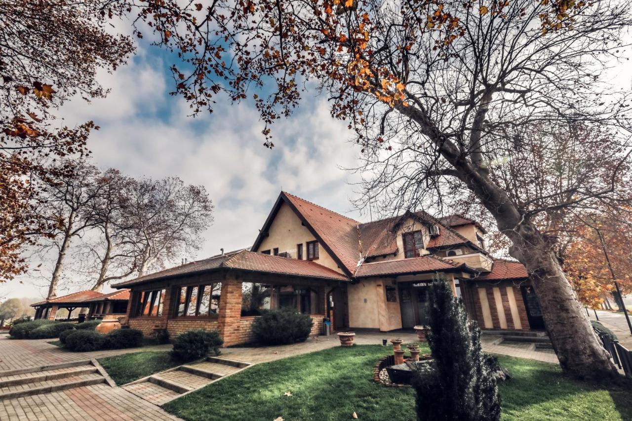 Hotel Dunav Ilok Buitenkant foto