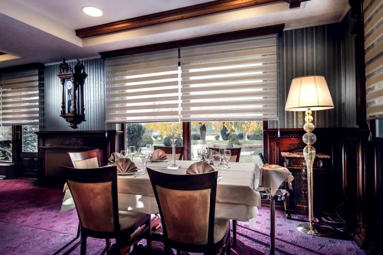Hotel Dunav Ilok Buitenkant foto