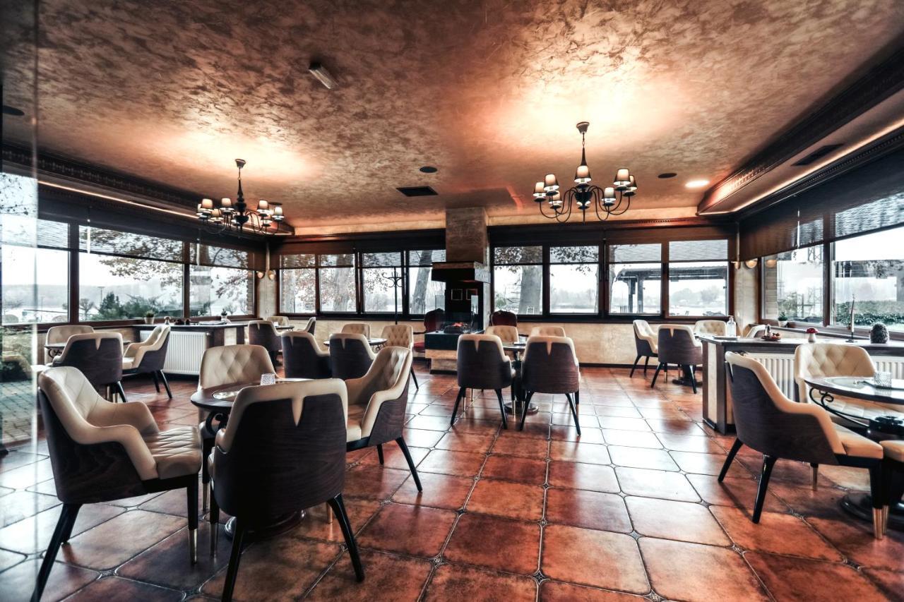 Hotel Dunav Ilok Buitenkant foto