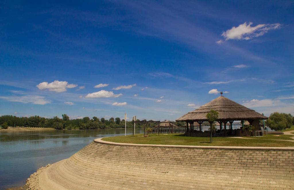 Hotel Dunav Ilok Buitenkant foto