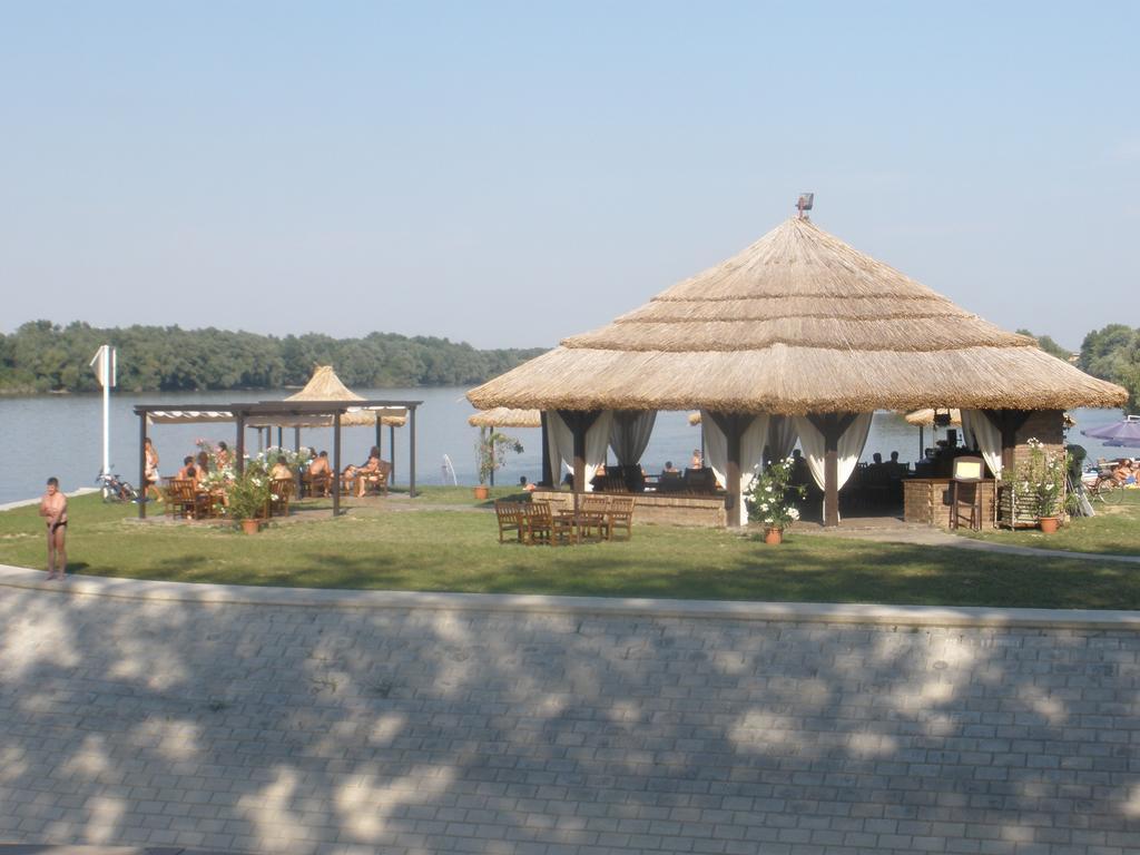 Hotel Dunav Ilok Buitenkant foto