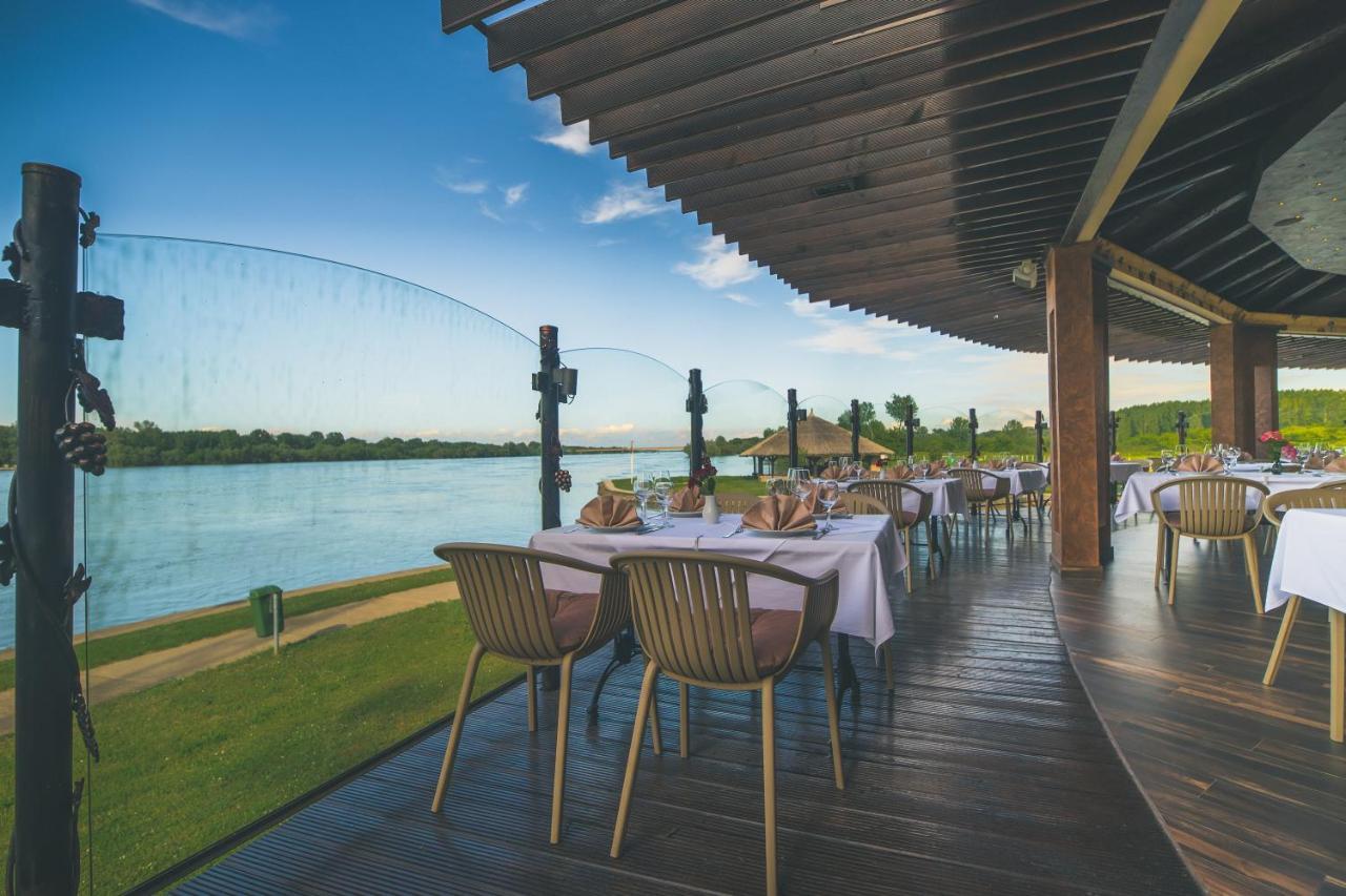 Hotel Dunav Ilok Buitenkant foto